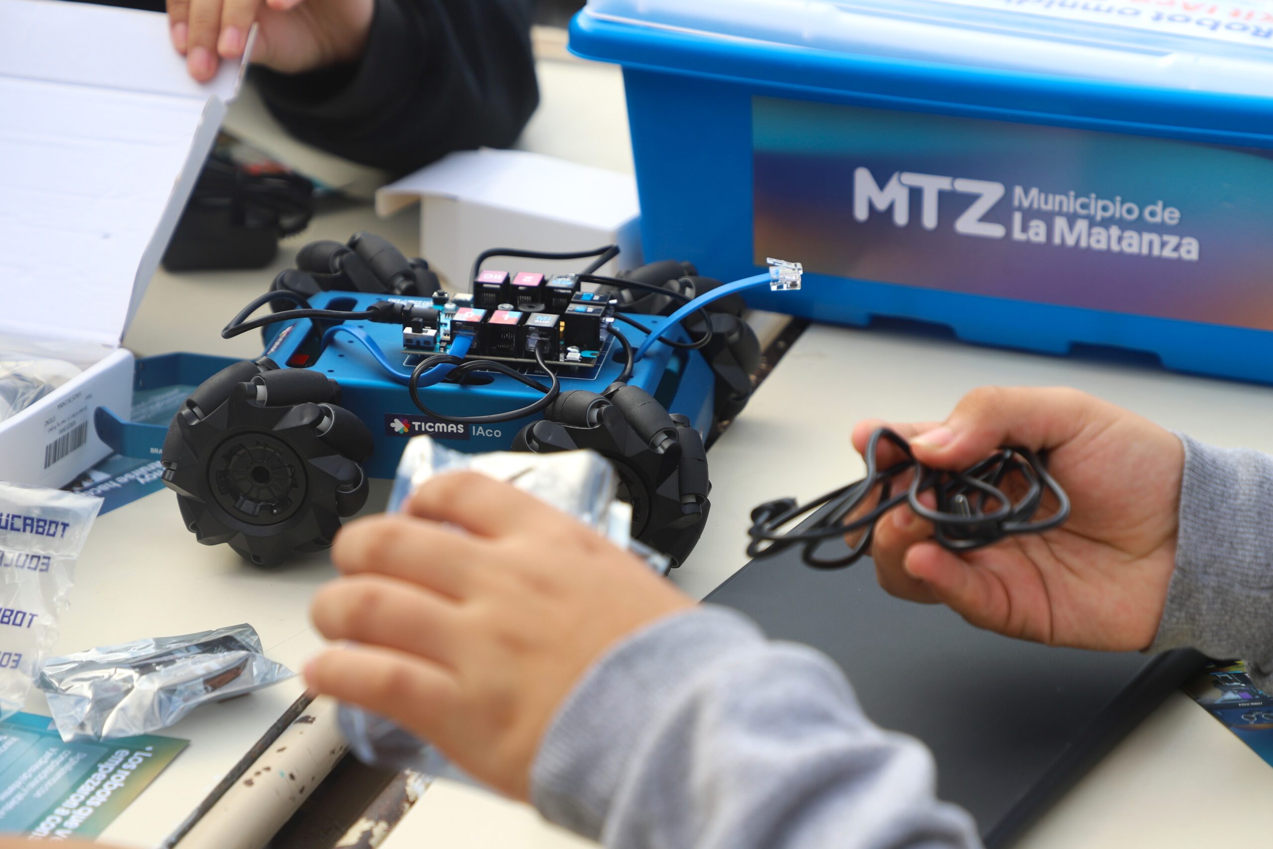 La Matanza fortalece la enseñanza en robótica e <b>inteligencia artificial</b> en las escuelas secundarias thumbnail
